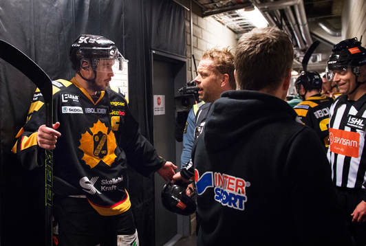 Skellefteås Jimmie Ericsson i samtal med domaren Patrik