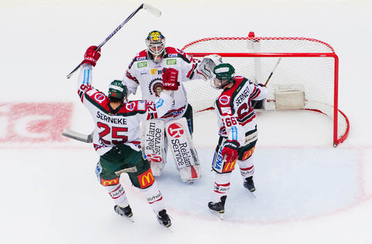 Frölundas Oliver Lauridsen, målvakt Johan Gustafsson och