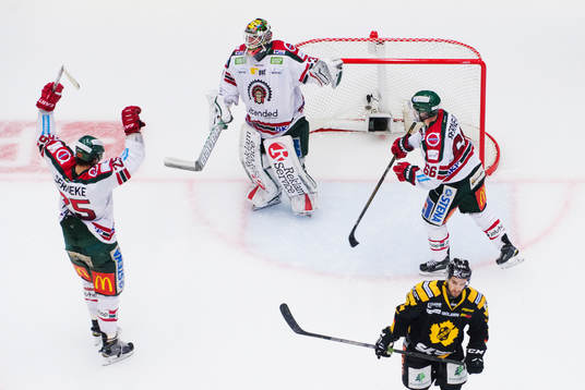 Frölundas Oliver Lauridsen, målvakt Johan Gustafsson och