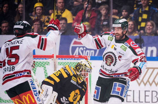 Frölundas Joey Crabb och Joel Lundqvist jublar
