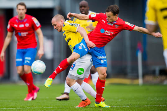 Helsingborgs Anton Wede i kamp om bollen