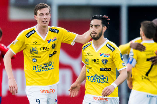 Falkenbergs Gustaf Nilsson och Amin Nazari firar 0-1