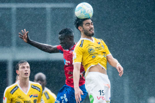 Helsingborgs Lalawélé Atakora i kamp om bollen med