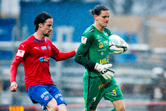 Helsingborgs Linus Hallenius och Falkenbergs målvakt Otto