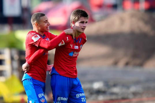 Helsingborgs Jordan Larsson och Felix Bindelöv jublar