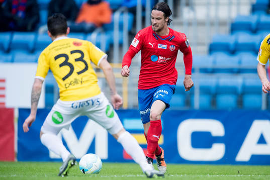 Helsingborgs Linus Hallenius bevakas av Falkenbergs Tibor