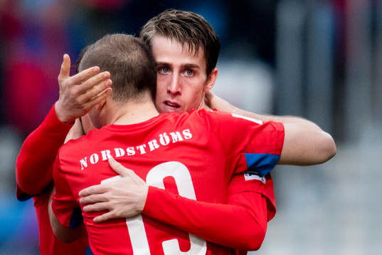 Helsingborgs Adam Eriksson kramas om av Darijan Bojanić