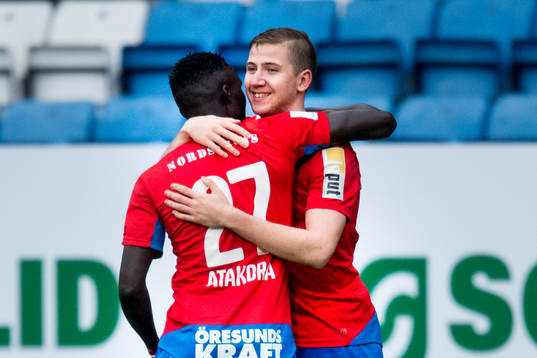 Helsingborgs Darijan Bojanić kramas om av Lalawélé