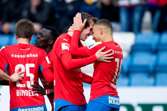 Helsingborgs Adam Eriksson kramas om av Jordan Larsson