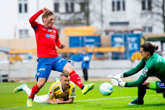 Helsingborgs Martin Christensen och Falkenbergs målvakt