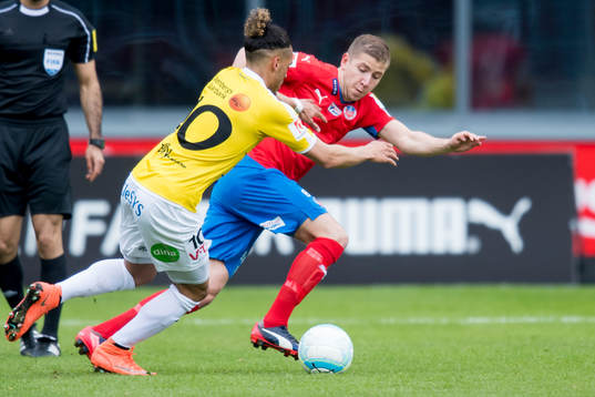 Helsingborgs Darijan Bojanić bevakar Falkenbergs Alexander