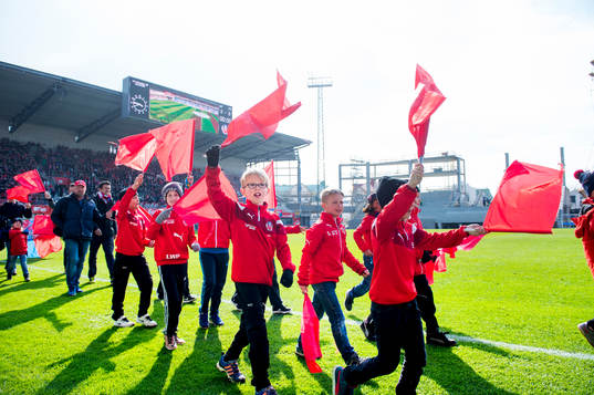 Ungdomar kommer inmes flaggor i Helsingborgs färger