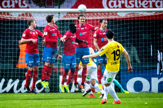Falkenbergs Amin Nazari lägger en frispark mot