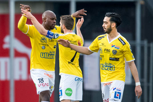 Falkenbergs Hakeem Araba firar David Svensson (mitten) som