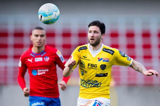Falkenbergs Hampus Svensson jagas av Helsingborgs Jordan