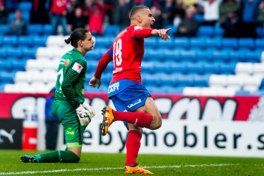 Falkenbergs målvakt Otto Martler deppar medan Helsingborgs