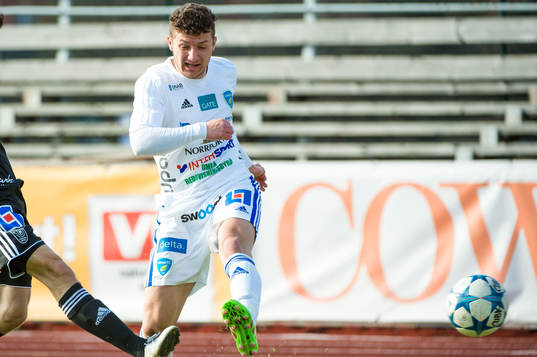 Umeås Ante Petrovic ?under fotbollsmatchen i Division 1