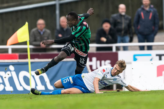 <vva<Nsima Peter och Värnamos Peter Jul Nielsen
