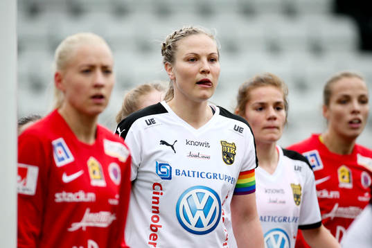 Umeås lagkapten spelar i en regnbågsfärgad kaptensbindel