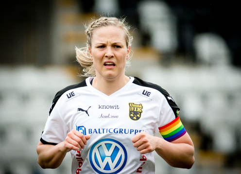 Umeå Lisa Lantz med regnbågsfärgad kaptensbindel