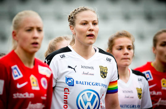 Umeå Lisa Lantz med regnbågsfärgad kaptensbindel