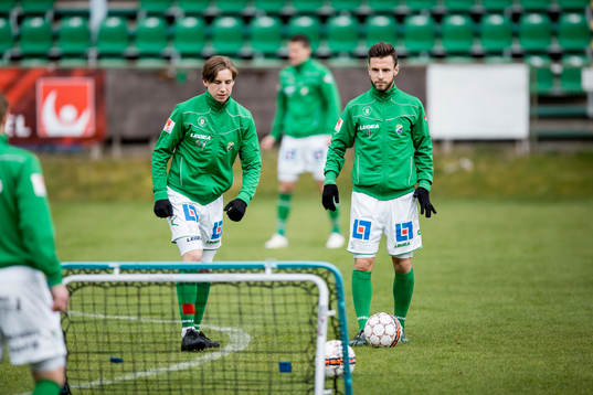Ljungskiles Simon Svanberg (v) och Admir Bajrovic värmer