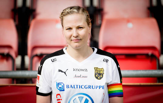 Porträtt på Umeås Lisa Lantz med regnbågsfärgad