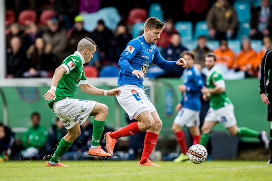 Åtvidabergs Shkodran Maholli före Ljungskiles Ahmed
