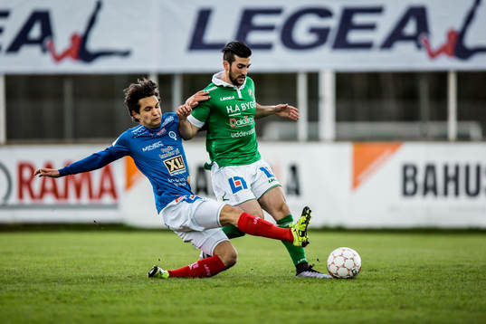 Åtvidabergs Marijan Cosic tacklar Ljungskiles Allan