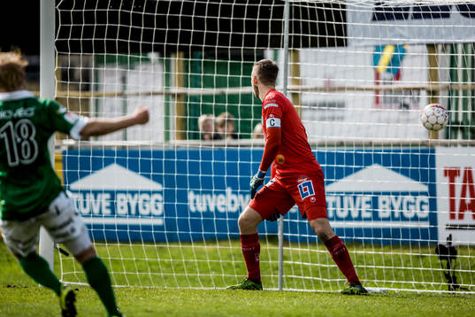 Åtvidabergs målvakt Gustav Jansson ser bollen gå in till