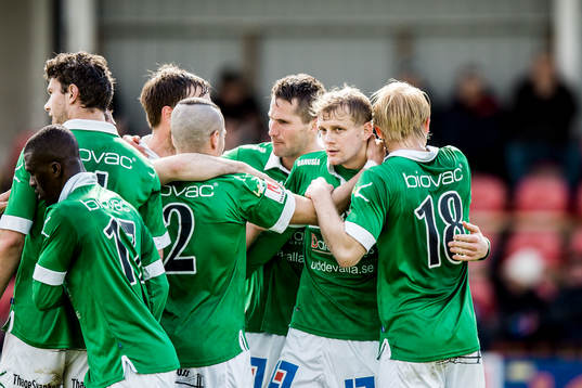Ljungskiles Jakob Olsson har gjort 1-0 och jublar med
