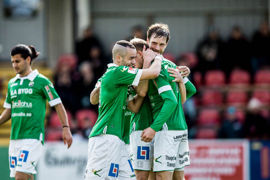 Ljungskiles Jakob Olsson har gjort 1-0 och jublar med