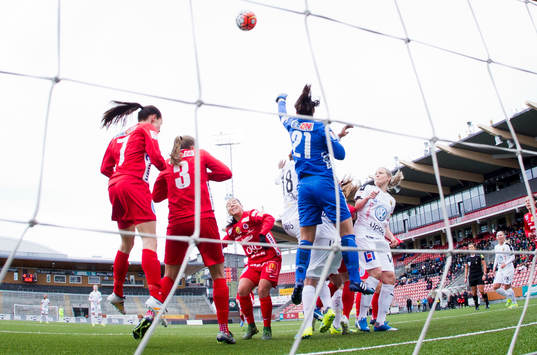 Kamp framför Örebros målvakt Carola Söberg