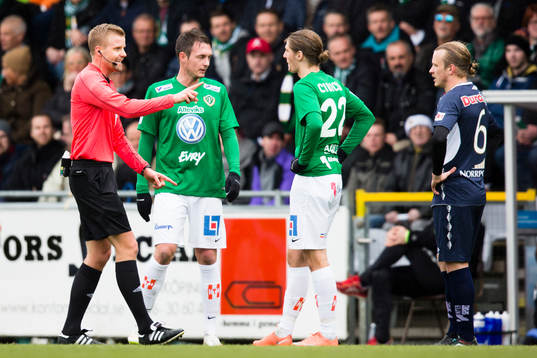 Domaren Glenn Nyberg ger Jönköpings Pawel Cibicki en