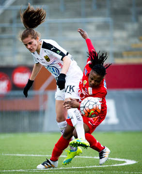 Umeås Sarah Mellouk och Örebros Ogonna Chukwudi i kamp om