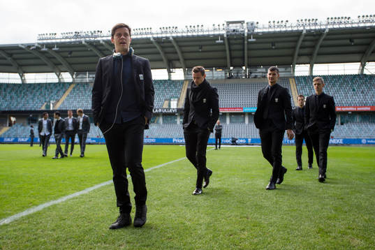 IFK Göteborgs Mads Albeck ute och känner på gräset