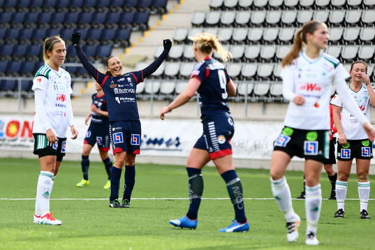 Linköpings Mariann Gajhede har precis gjort mål och