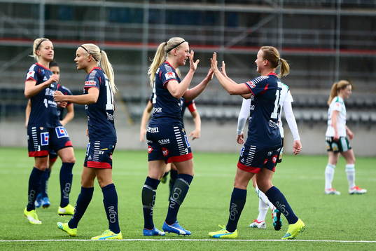 Linköpings Stina Blackstenius jublar med laget