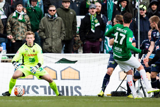 Jönköpings Daryl Smylie (h) gör 1-0 bakom Gefles