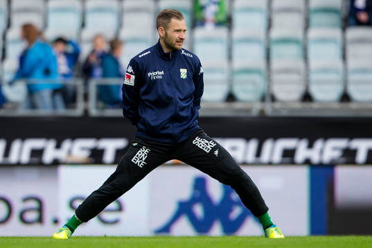 IFK Göteborgs målvakt John Alvbåge värmer upp innan