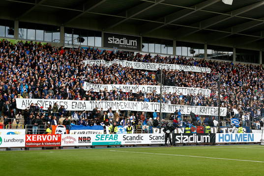 Norrköpings supporters med banderoll om AIK