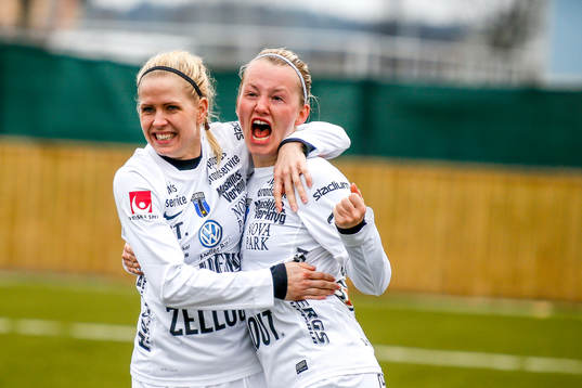 Sirius Elin Åkerman och Emelie Magnusson  jublar