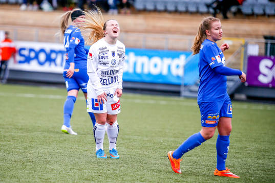 Sirius Ingrid Wixner  i premiären av elitettan i fotboll
