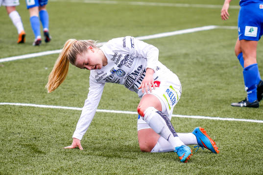 Sirius Ingrid Wixner  i premiären av elitettan i fotboll