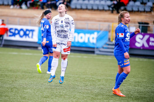 Sirius Ingrid Wixner  i premiären av elitettan i fotboll