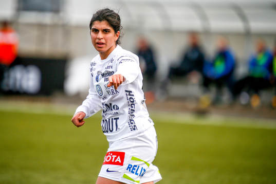 Sirius Aisha Faiqi  i premiären av elitettan i fotboll