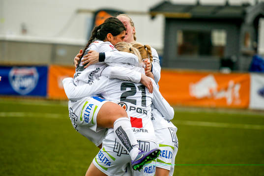 Sirius Elin Åkerman ocj Aisha Faiqi  jublar