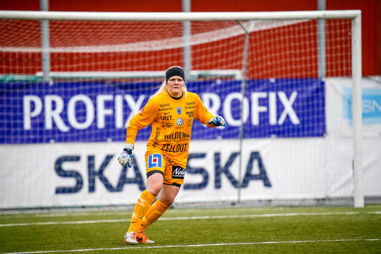 Sirius målvakt Emma Holmgren i premiären av elitettan i