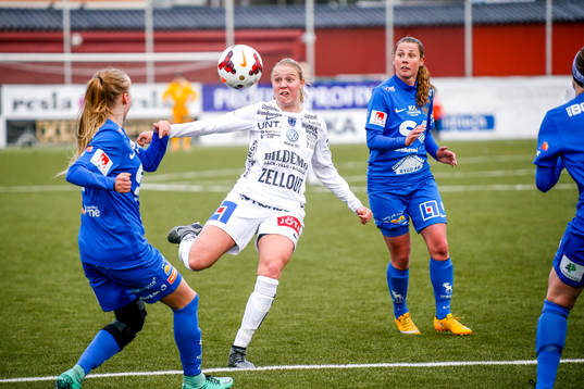 Sirius Julia Lyckberg  i premiären av elitettan i fotboll