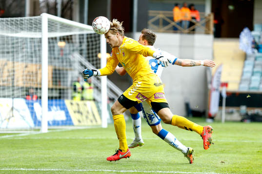 Kalmars målvakt Ole Söderberg i kamp om bollen med IFK